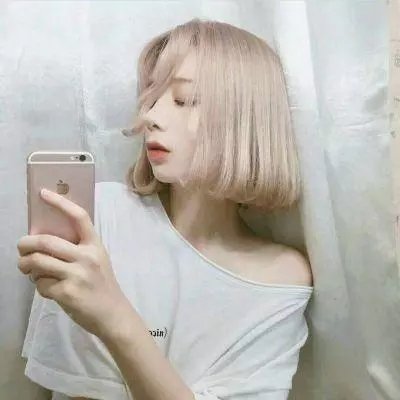 伊塞克湖的猩红色罂粟花